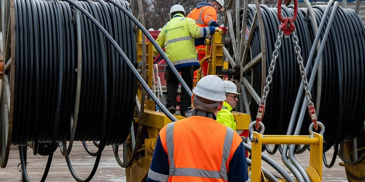 Saha ortamında kablo hattı kurulumu yapan Facharbeiter ekipleri